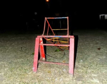 Piden la reparación de los juegos infantiles de la plaza del Bº Santa Teresita