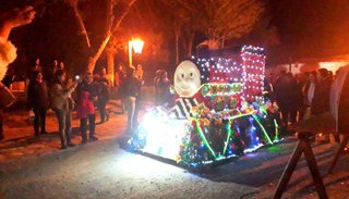 Desfile de mini carrozas y elección de la reina