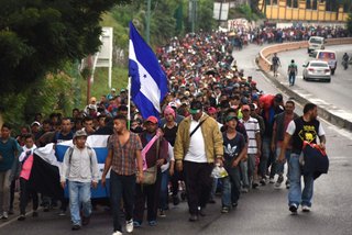 Miles de migrantes hondureños caminan para llegar a EE UU