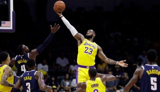 LeBron James debutó en los Lakers con una derrota