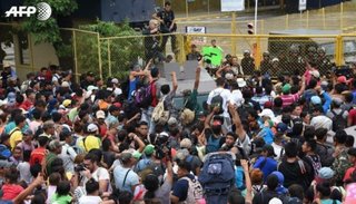 Miles de migrantes hondureños forzaron las vallas fronterizas para entrar a México