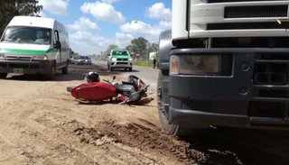 Motociclista muere al chocar contra un camión
