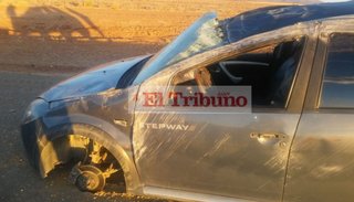 Tras volcar, viajaron 10 kilómetros sin una rueda