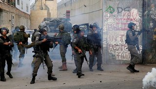Militares israelíes matan a estudiante palestino e hirieron a otros tres en una redada