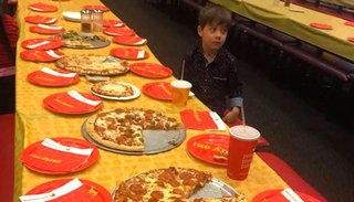Equipo de la NBA sorprendió al niño que festejó su cumpleaños sólo