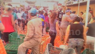 Cayó un camión que transportaba tomates y la gente se abalanzó: hubo incidentes 