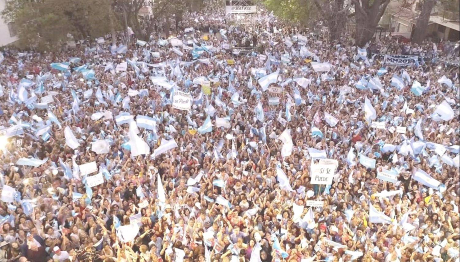 Pese al calor, una multitud  acompañó al Presidente