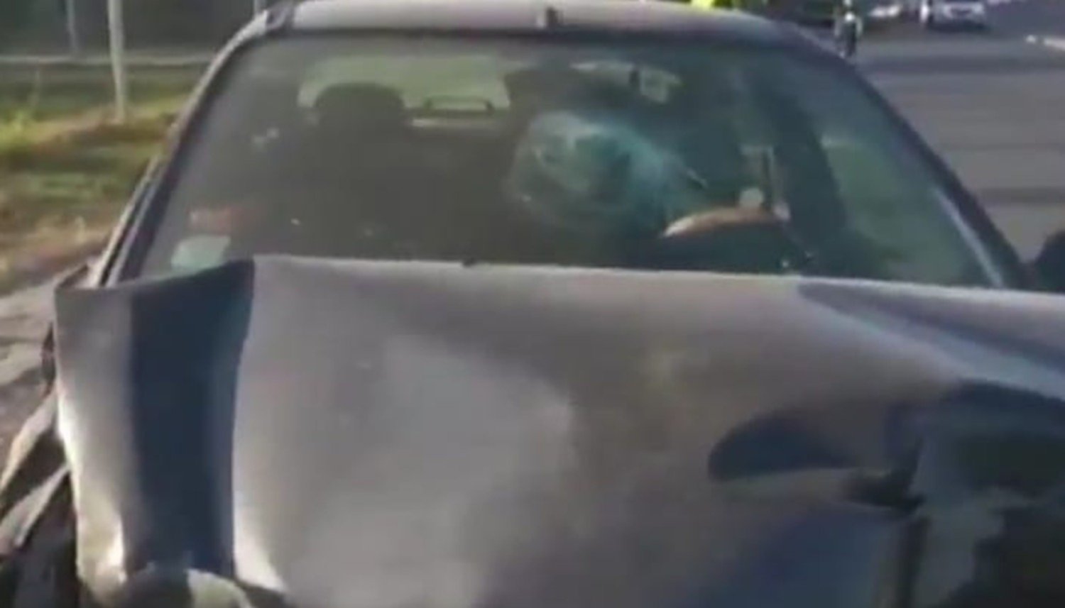 Borracho chocó su auto y lo abandonó frente al barrio Parque La Vega