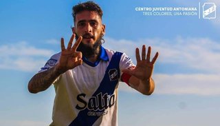 Polémico festejo de Vicedo en el clásico Central Norte-Juventud