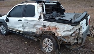Por esquivar una moto sin luces, lo chocó un camión