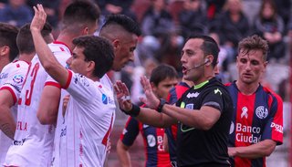 Espinoza: "Entraron más de 20 personas de Huracán al vestuario"