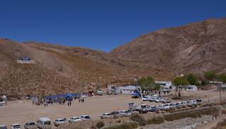 Un pueblo solar escondido entre montañas puneñas