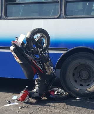Una moto quedó incrustada en la rueda trasera de un ómnibus de Saeta, en la esquina de la Legislatura