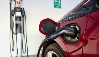 El Gobierno sentó las bases para la recarga de vehículos eléctricos en estaciones de servicio