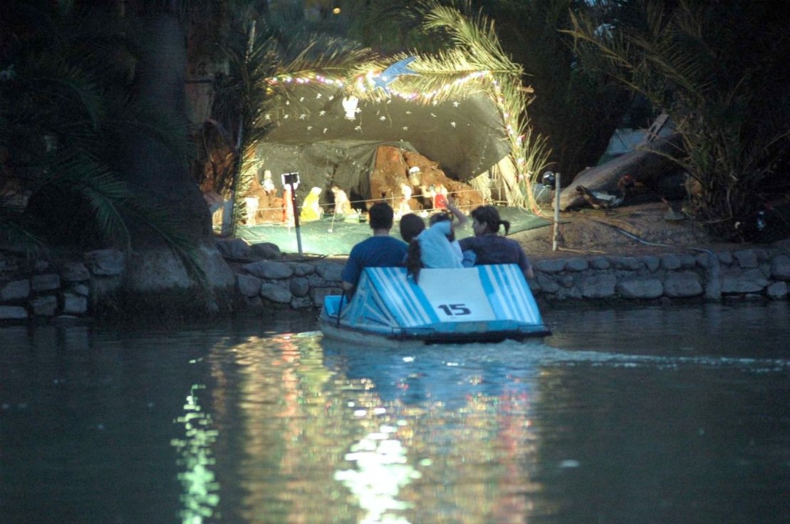 En 2006 se montó un pesebre que se podía ver desde los botes. En 2006 se montó un pesebre que se podía ver desde los botes.