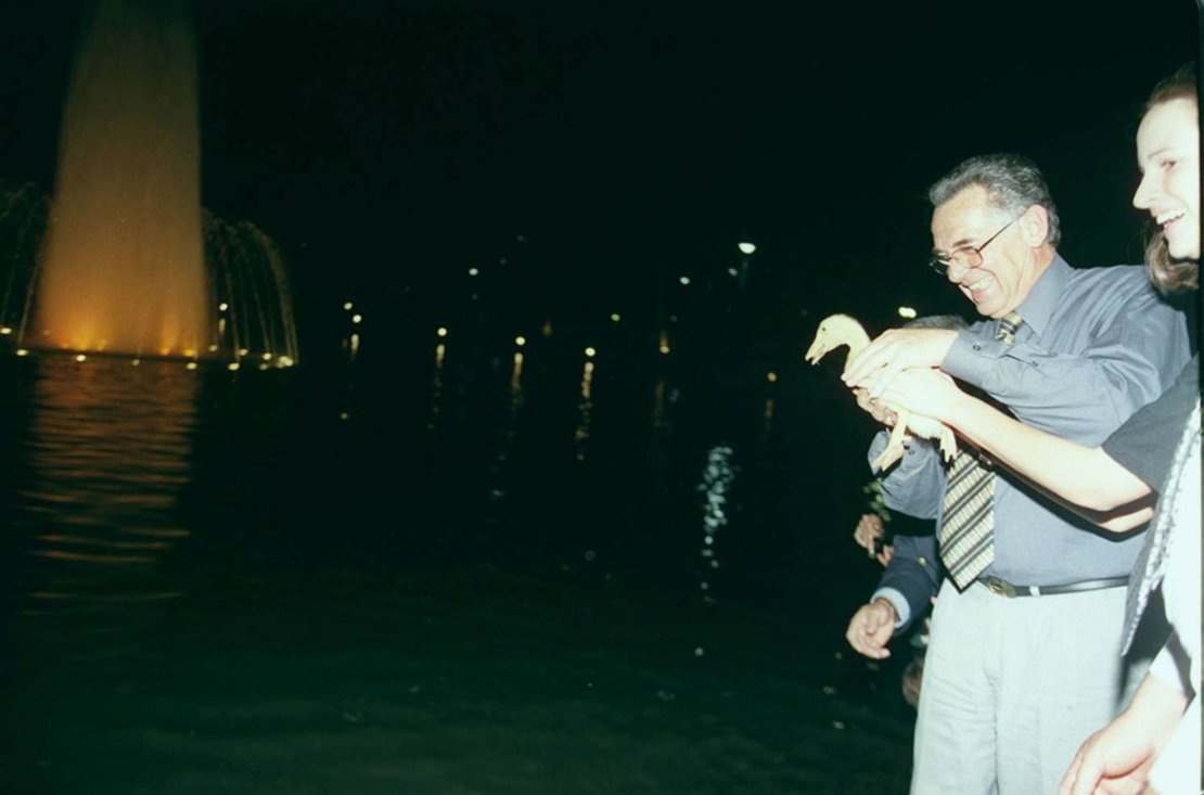 En octubre de 2000 se inauguró un sistema de luces y aguas danzantes en el lago. En octubre de 2000 se inauguró un sistema de luces y aguas danzantes en el lago.