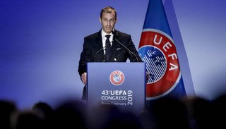 La UEFA planifica jugar con público