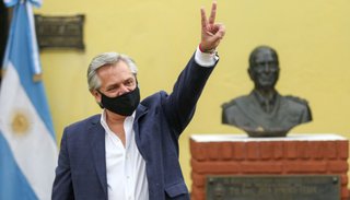 Alberto busca mostrar fortaleza en medio de la crisis