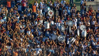 Los hinchas, con bombos y banderas en el Martearena