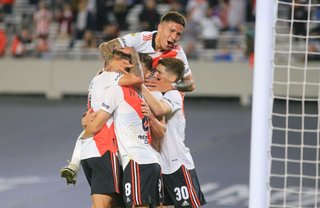 Con un imparable Julián Álvarez, River ganó y es único puntero
