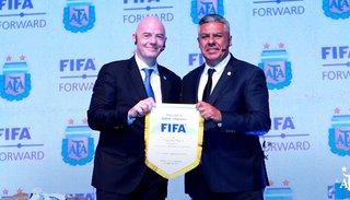 Infantino: “La idea de un Mundial cada dos años es para hablar y mejorar”