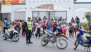  Manteros insisten con la  vuelta a las peatonales