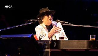 Charly festeja en vivo, desde el CCK