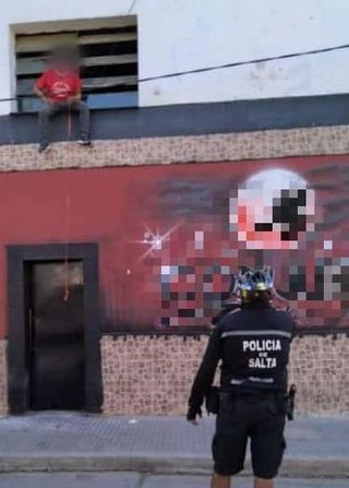 Se durmió en un boliche, despertó cuando habían cerrado y quiso saltar desde el 1º piso