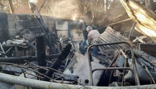 Se incendió una gomería en Olavarría al 800: una familia fue rescatada por un policía