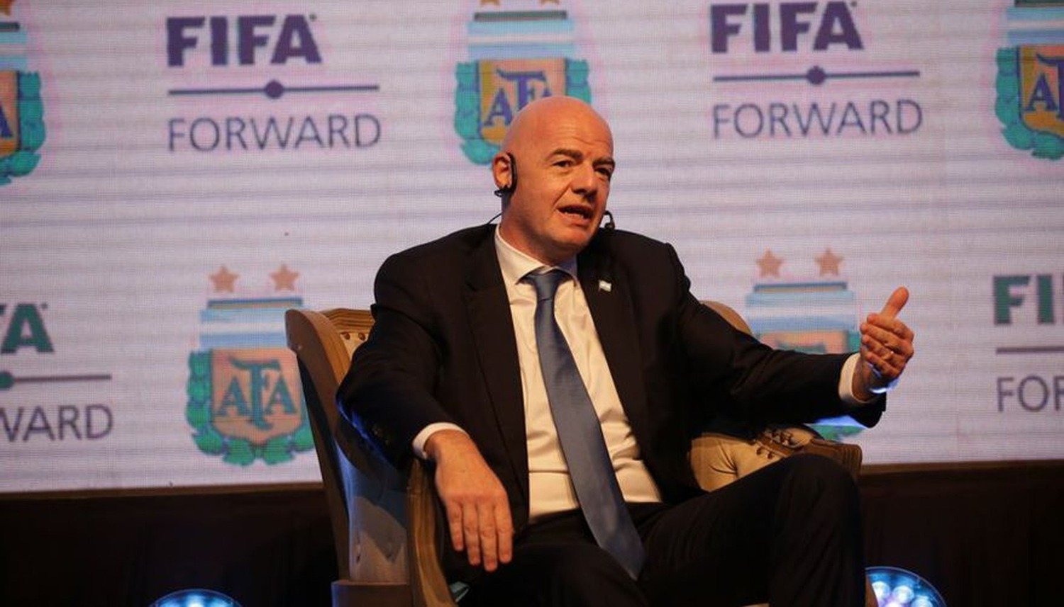 El argentino creador del spray para árbitros le ganó un millonario juicio a  la FIFA