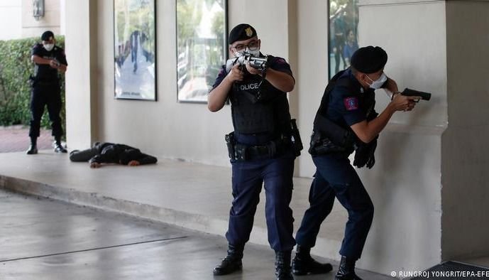 Conmoción en Tailandia: un expolicía masacró a niños y profesores de una guardería 