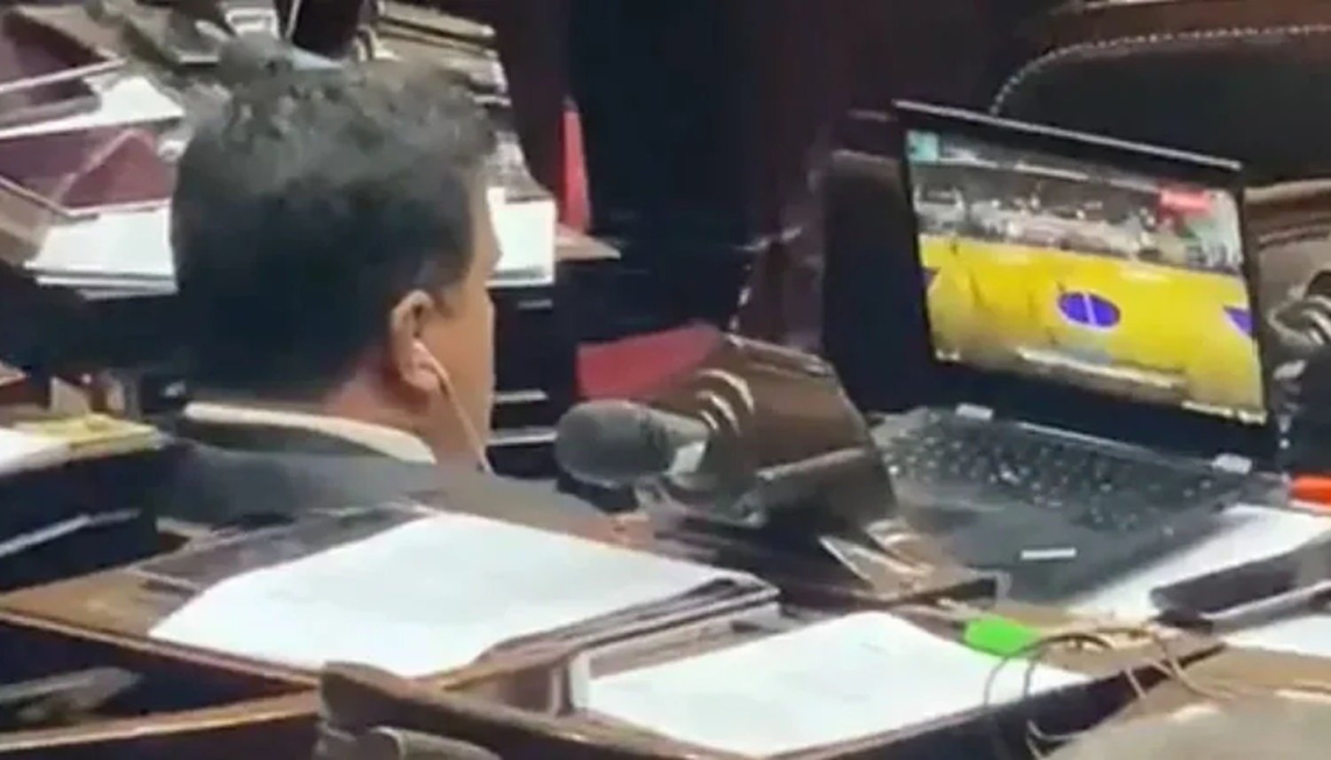 VIDEO En pleno debate, un diputado oficialista se puso a ver un partido de básquet