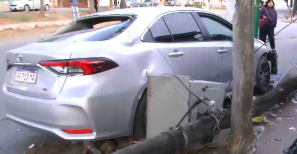 Manejaba borracho, perdió el control del auto y sacó de cuajo un poste de madera- Manejaba borracho, perdió el control del auto y sacó de cuajo un poste de madera