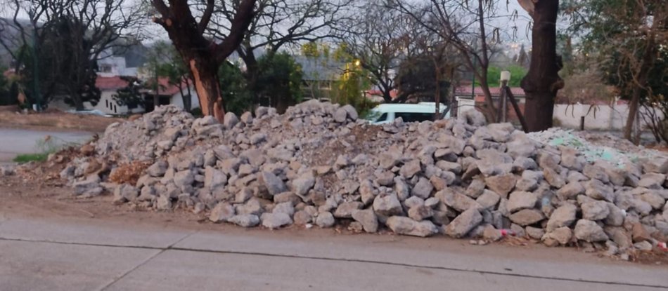 Portezuelo Norte: Vecinos se quejan de los escombros que dejó Aguas del Norte - Portezuelo Norte: Vecinos se quejan de los escombros que dejó Aguas del Norte