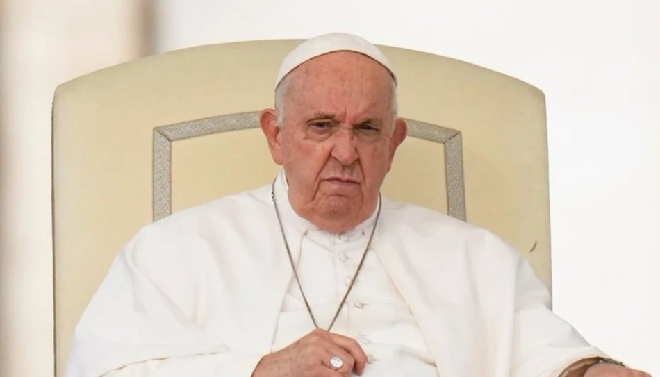 El papa aceptó la renuncia obispo polaco que tuvo una fiesta sexual en su diócesis