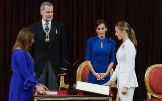 Ya está habilitada para ser reina: la princesa Leonor juró lealtad a una España dividida