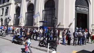 Los bancos no atenderán el lunes por el Día del Empleado Bancario