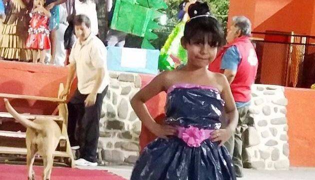 Los desfilaron con realizada con material reciclado