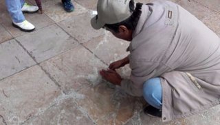 Juntó el arroz arrojado a una pareja recién casada para “cocinar”