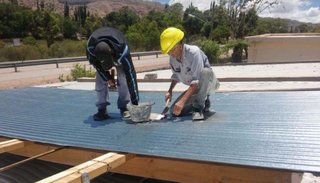 Arreglan techo de la escuela en Huacalera