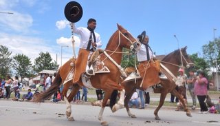 Gauchos desfilaron ayer por el Día de la Tradición