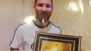 ¿Y esto?: Messi recibió una plaqueta de “La 12”