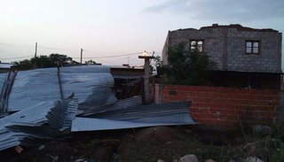 Ráfagas de 50 km/h azotaron a Metán: se derrumbó el techo de la parroquia Señor del Milagro, árboles y cableado de servicios
