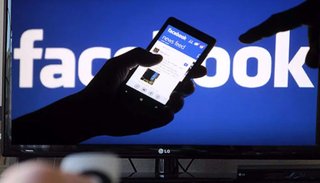 Detuvieron a un profesor en Embarcación acusado de intercambiar mensajes sexuales con un alumno por Facebook