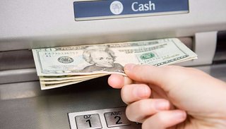 Sacar dinero por cajeros en el exterior puede costar hasta $ 380 por operación