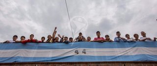 Vecinos de barrio Aráoz colgaron la bandera argentina con el número 44 en sus casas en homenaje a los tripulantes