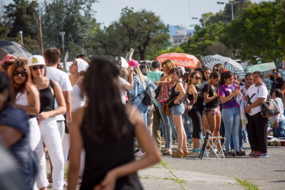 Las fanáticas de Maluma ya esperan en el Delmi la llegada de su ídolo- Las fanáticas de Maluma ya esperan en el Delmi la llegada de su ídolo