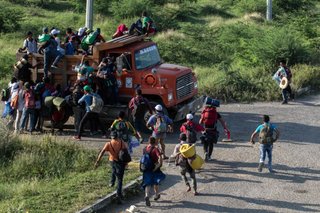 Caravana de migrantes toma un peligroso camino en México