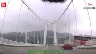 Video. La pelea entre el chofer de un ómnibus y una pasajera causó una tragedia en China