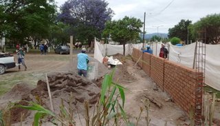 Construyen un cercado perimetral en la vereda del predio parroquial